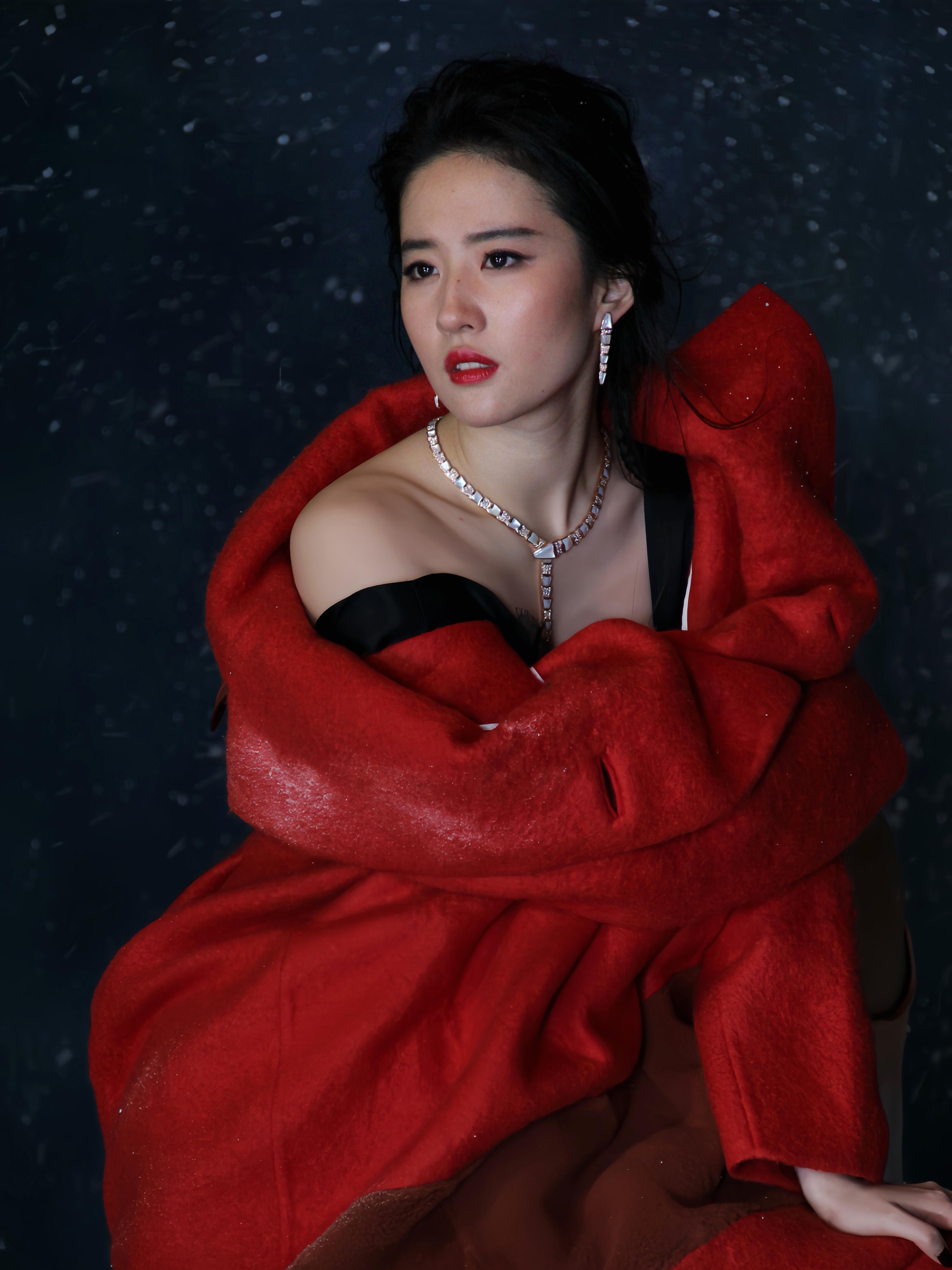 风情万种的红唇玫瑰大美女 