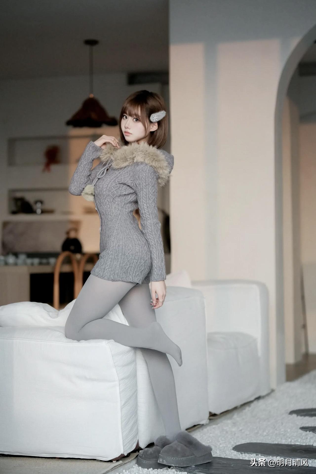 下午四点的阳光从窗户斜进来，朋友穿着灰色针织连体衣在家里随便拍了几张。

有个动