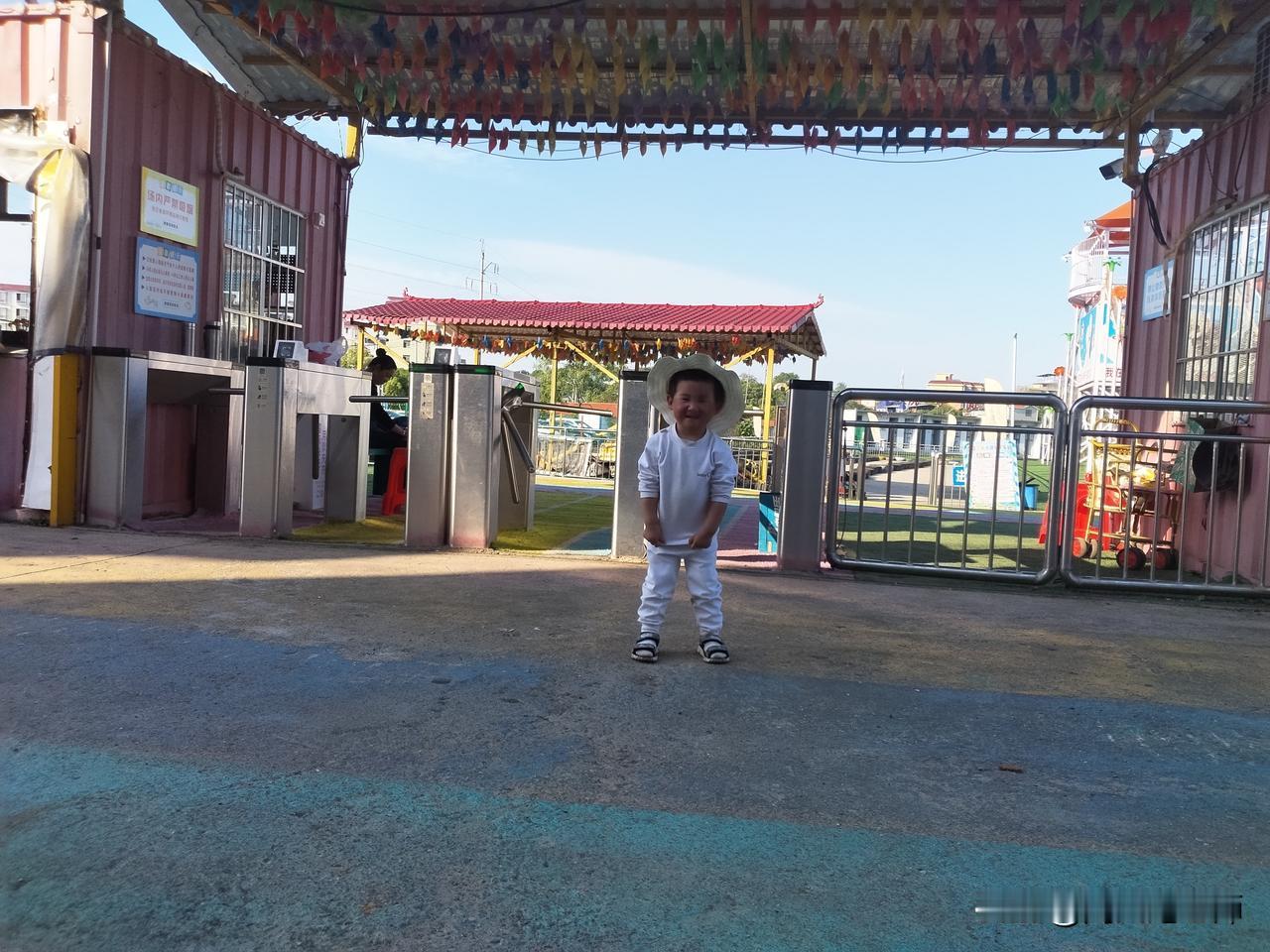 今天带孙女在城西亲子乐园玩了一天，晚餐在“一日三餐”吃的。
吃了晚餐后要回家了，