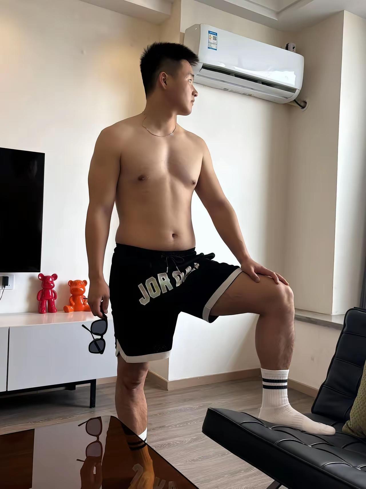 城市的公交站台在夏天也变得不一样。有人戴耳机靠在玻璃上，有人随意挽起袖口等车，阳