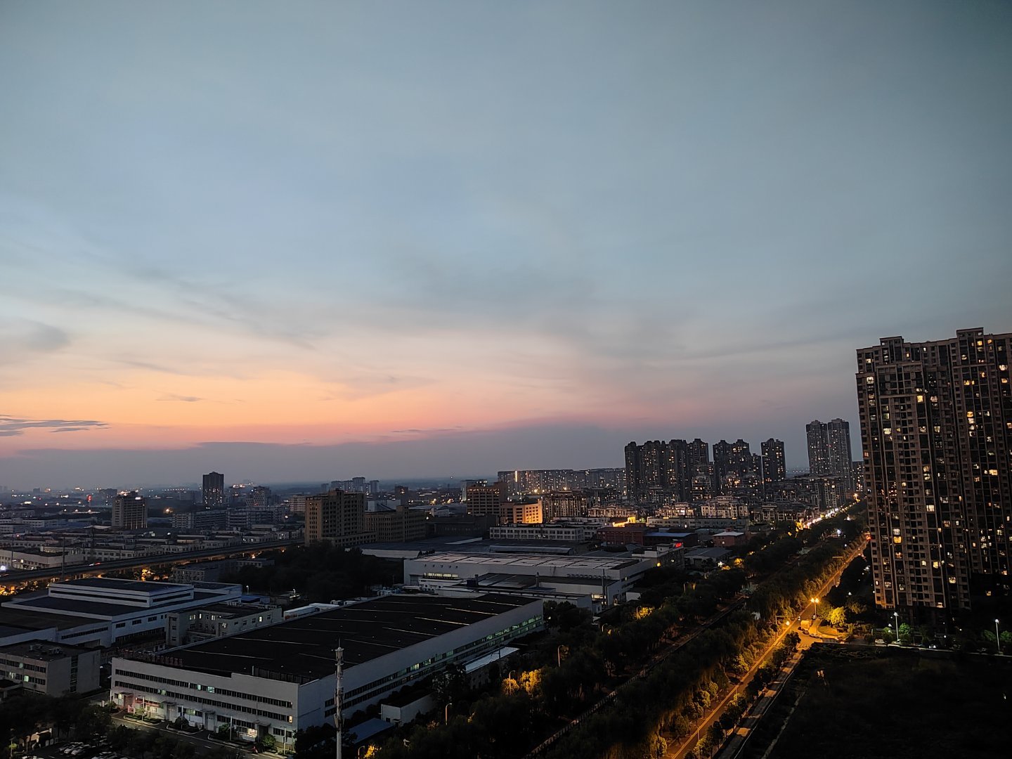 喧嚣慢慢沉淀属于傍晚的安宁悄然而至 武汉·武汉五环体育中心