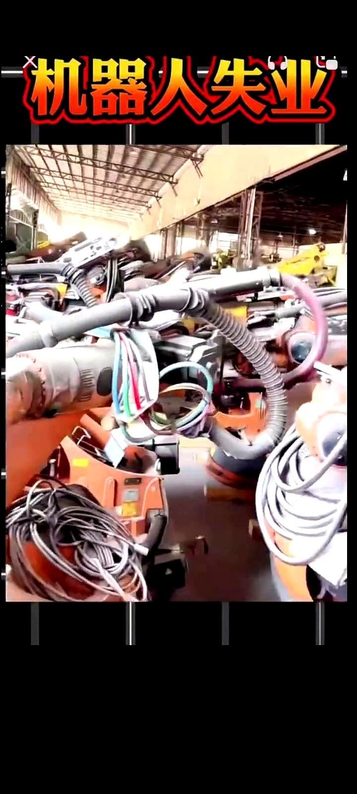 最近，一些工厂老板的朋友圈，画风突然变得很诡异。
一排排崭新的机械臂，前一天还在