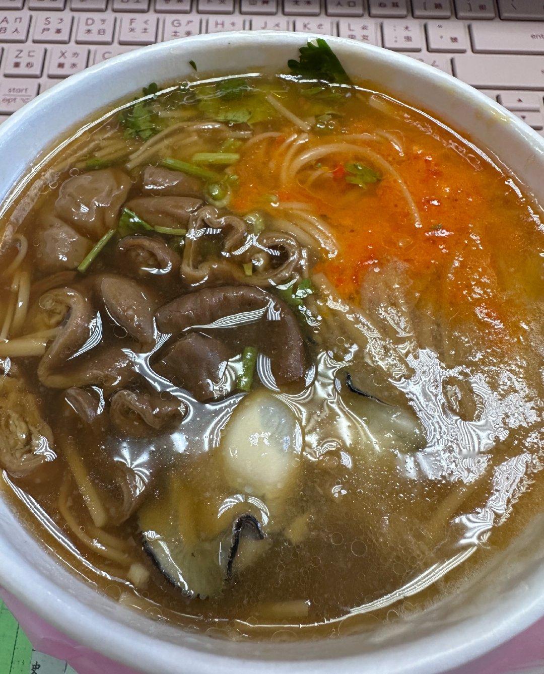 每日一餐分享一早處理一堆鳥事後決定買自己想吃的當午餐，可惜這家大腸蚵仔麵線不夠酸