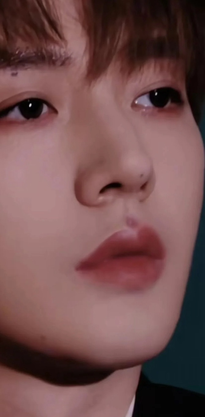 我就说我哥今天人中怎么回事原来是长了痘该死的不听话的痘（但是内场照片没看出来） 