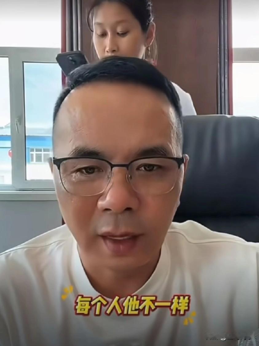 辛巴老爸就太原老葛晒赵梦澈微信语音一事做出回应，斥责老葛做事没有底线，为了带货昧