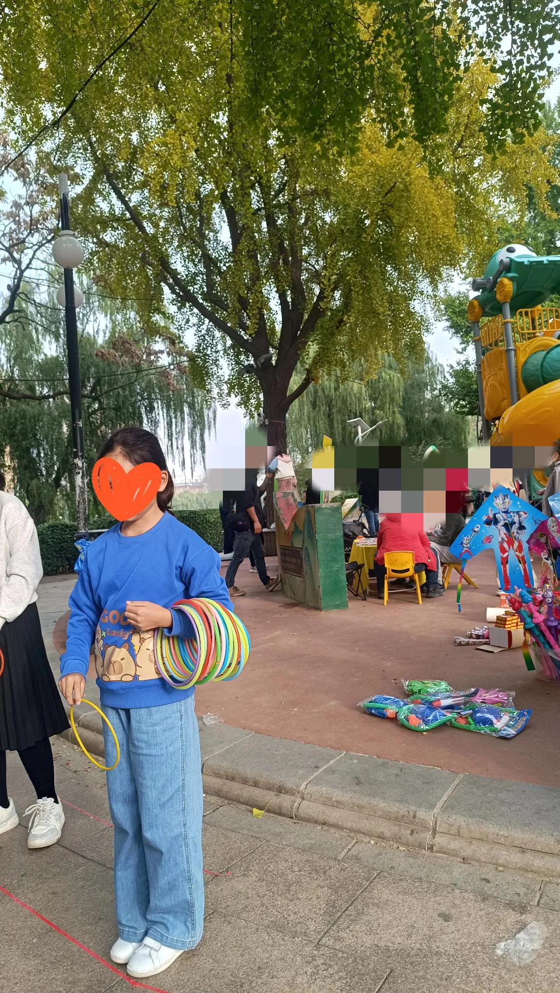 #随手记录秋日生活#
每次我到老式公园，总想吃糖葫芦，鼓动Yaya也吃，可我吃上