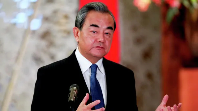【王毅外长为8国大使颁奖，俄驻华大使是第一个】俄罗斯总统普京马上要来北京，中方这