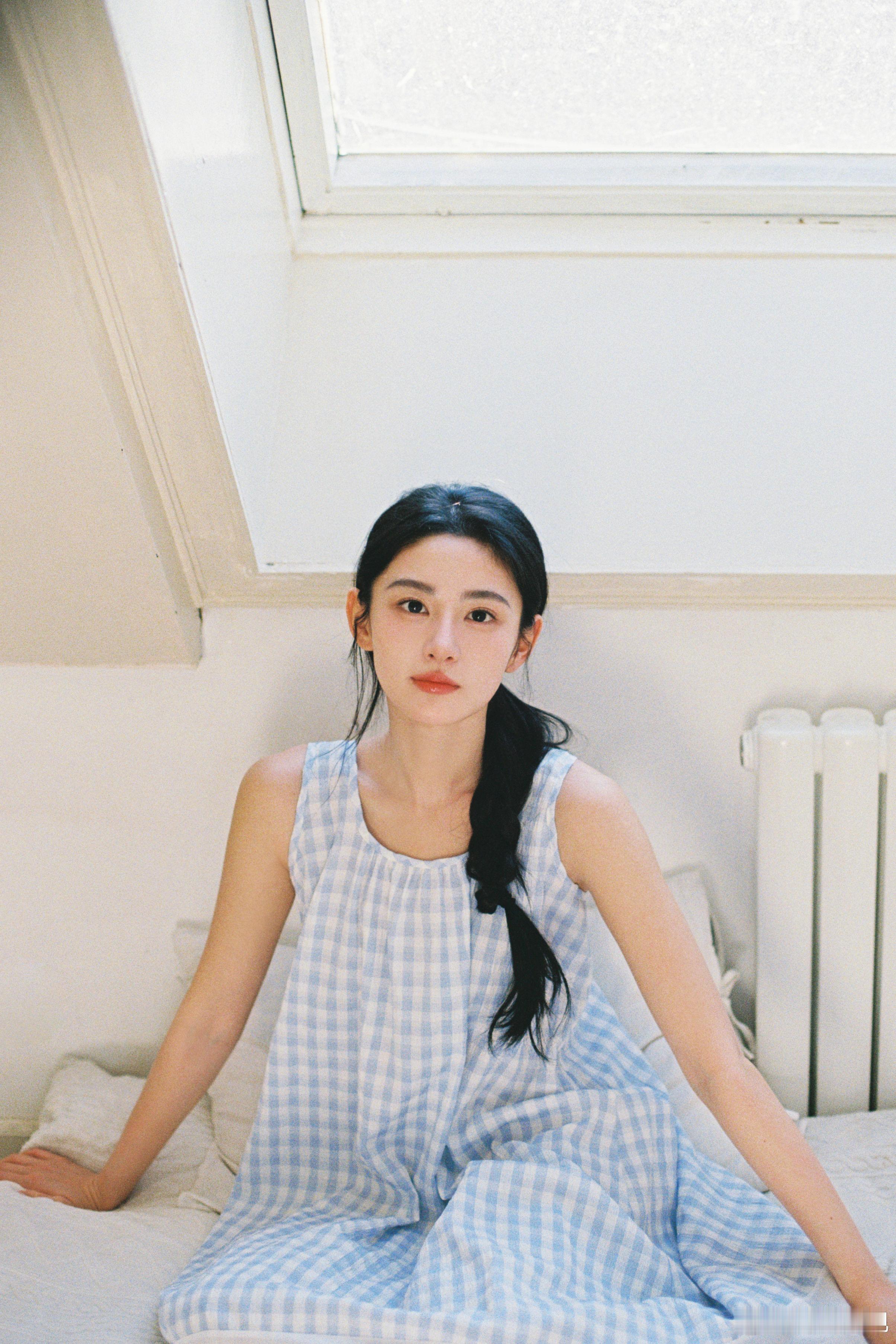 芳颜温软，笑意藏甜。欢娱影视演员最新写真释出。 ​​​