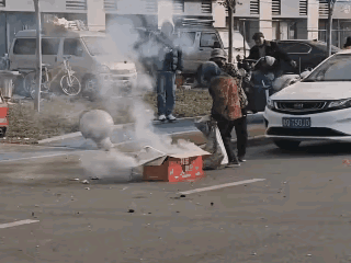 老人为了捡这个纸壳，冒着烟花燃放的危险，也要把这东西拿到手，看到这样的画面，心里