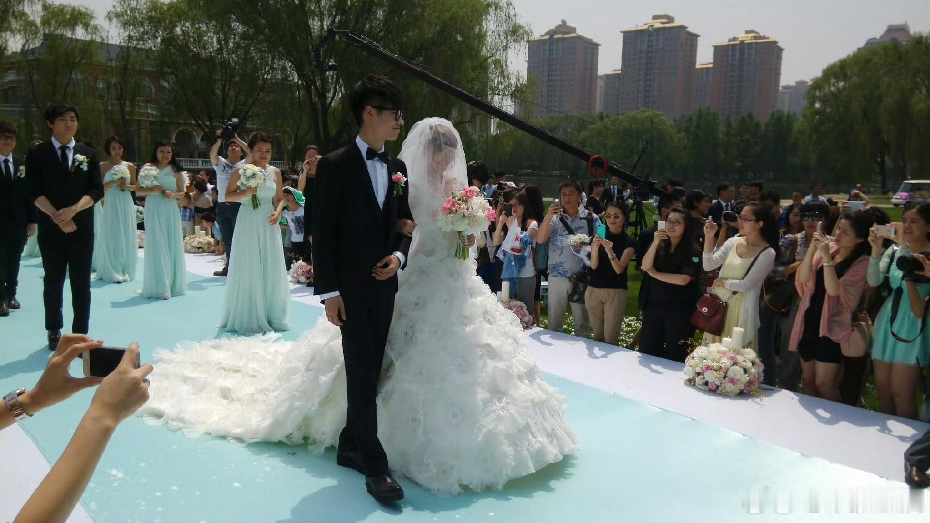 李行亮机场被网友追问婚姻状况  当李行亮撕掉婚姻承诺书说不想和麦琳分开，我就知道