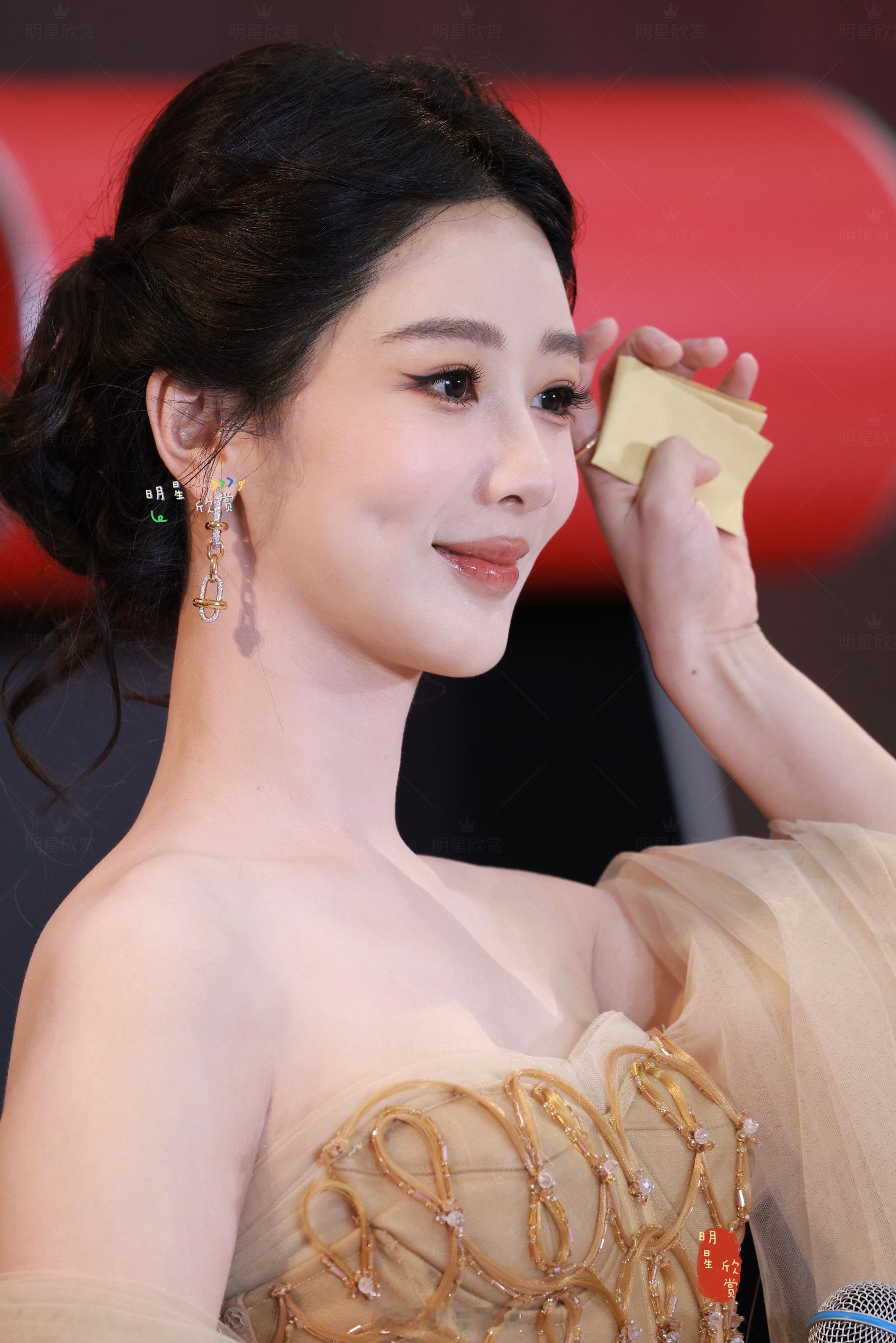 杨紫今日广州站台生图美貌一袭高定长裙熠熠闪光✨ 
