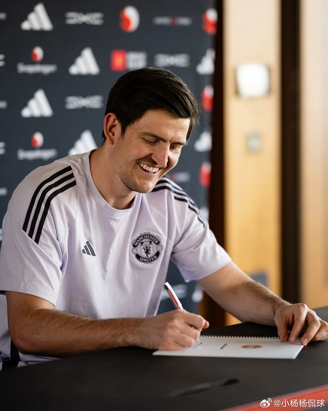 【马奎续约】曼联官方宣布，与英格兰中卫哈里·马奎尔完成续约，合约至2027年6月