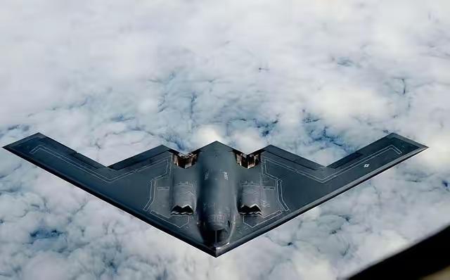 说美军一级战备的威慑力全靠B-2轰炸机，觉得这架隐身战机能跨洋炸目标就是最牛的，