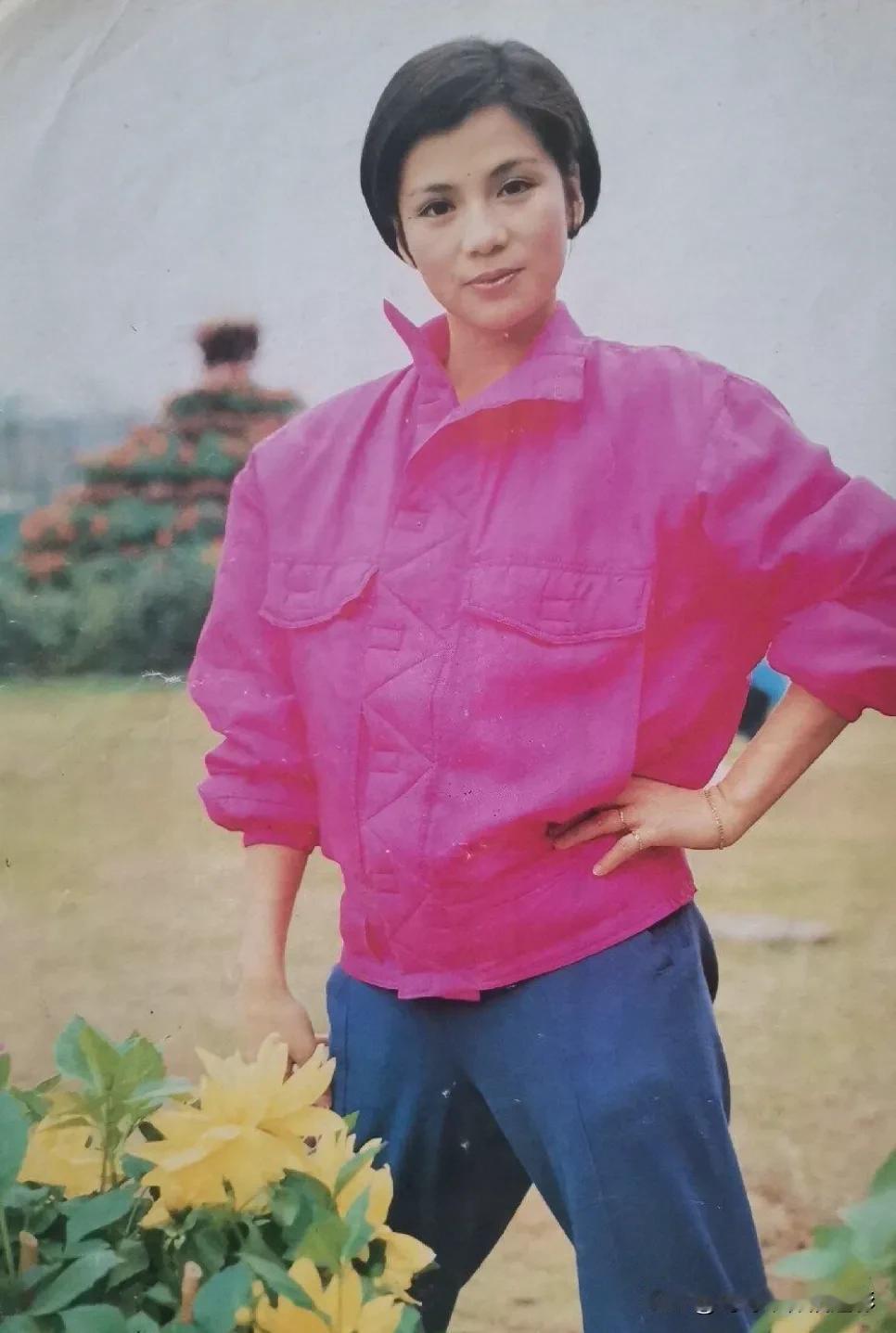 粉衣女子立花间，春风拂面笑颜开🌼🌼
