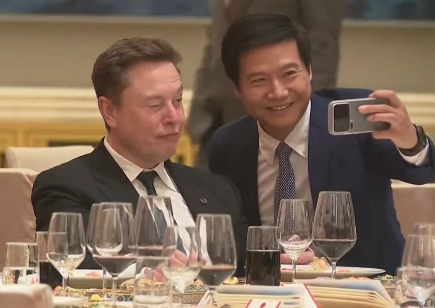 不出意外的话我雷总这合影要被全网爆喷了，肯定很多人要说丢他们脸了其实现场图片是图