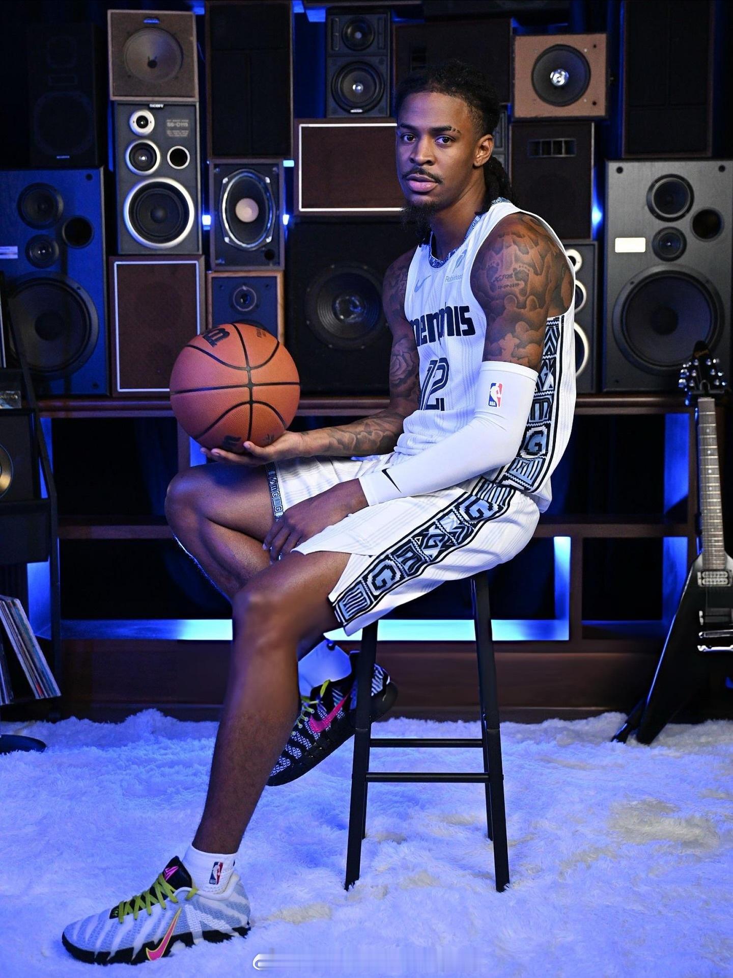 莫兰特上身灰熊城市版球衣定妆照！真的是帅啊～