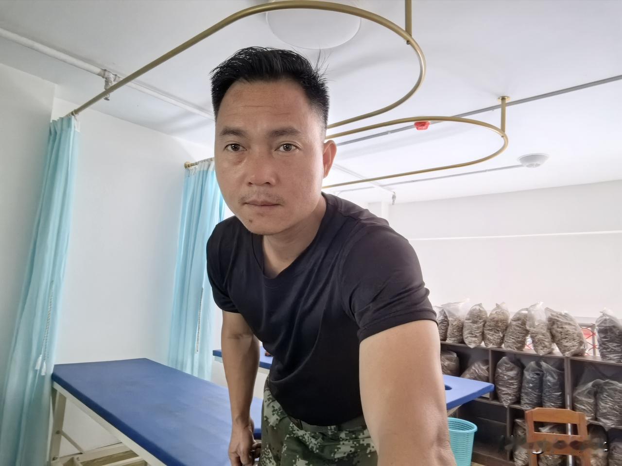 最近看到比较多的新闻就是说下巴有痣的人能成就一番事业，刚好我下巴也有一颗痣，成就