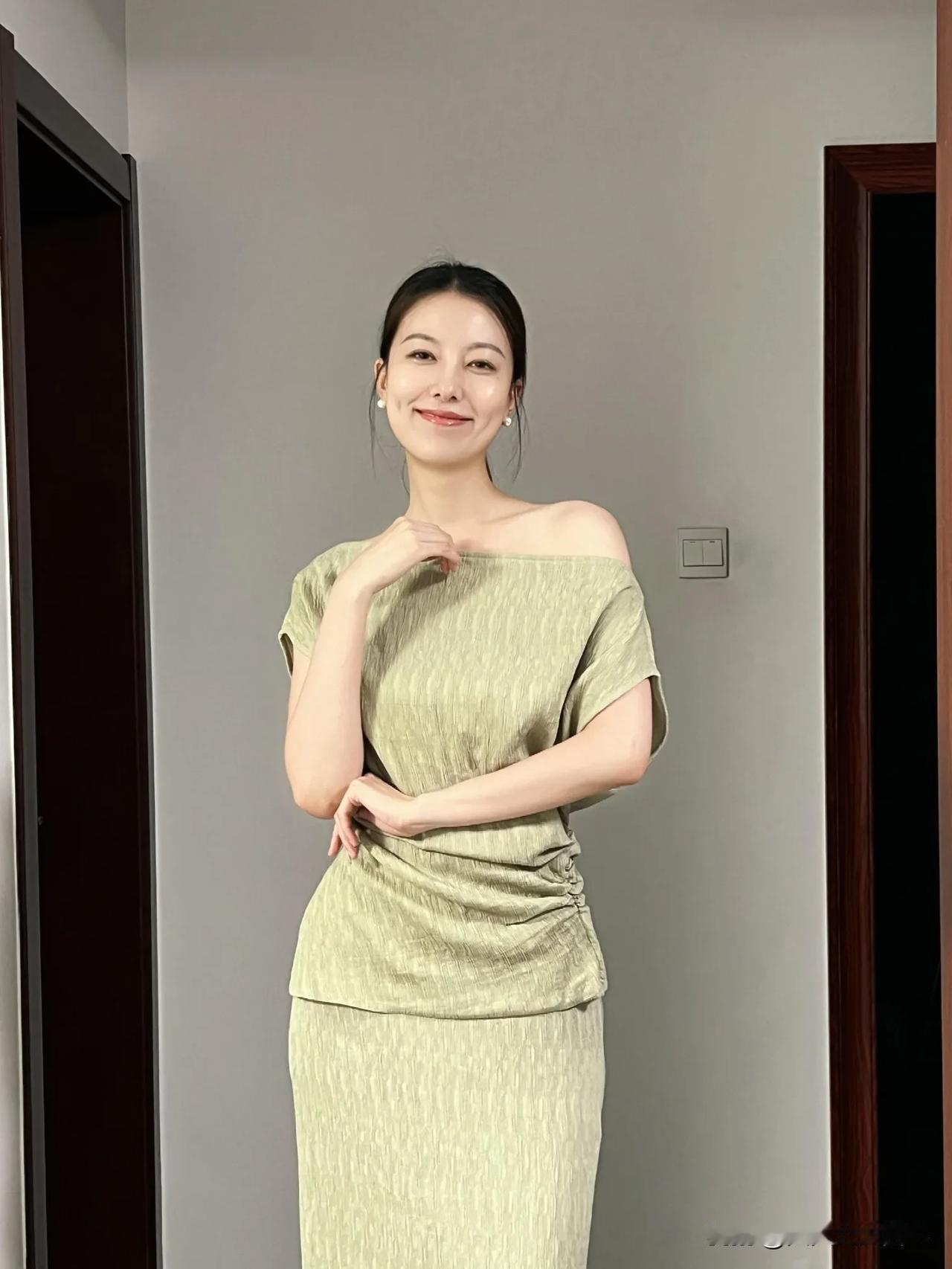 温柔诗篇：气质美女室内摄影写真