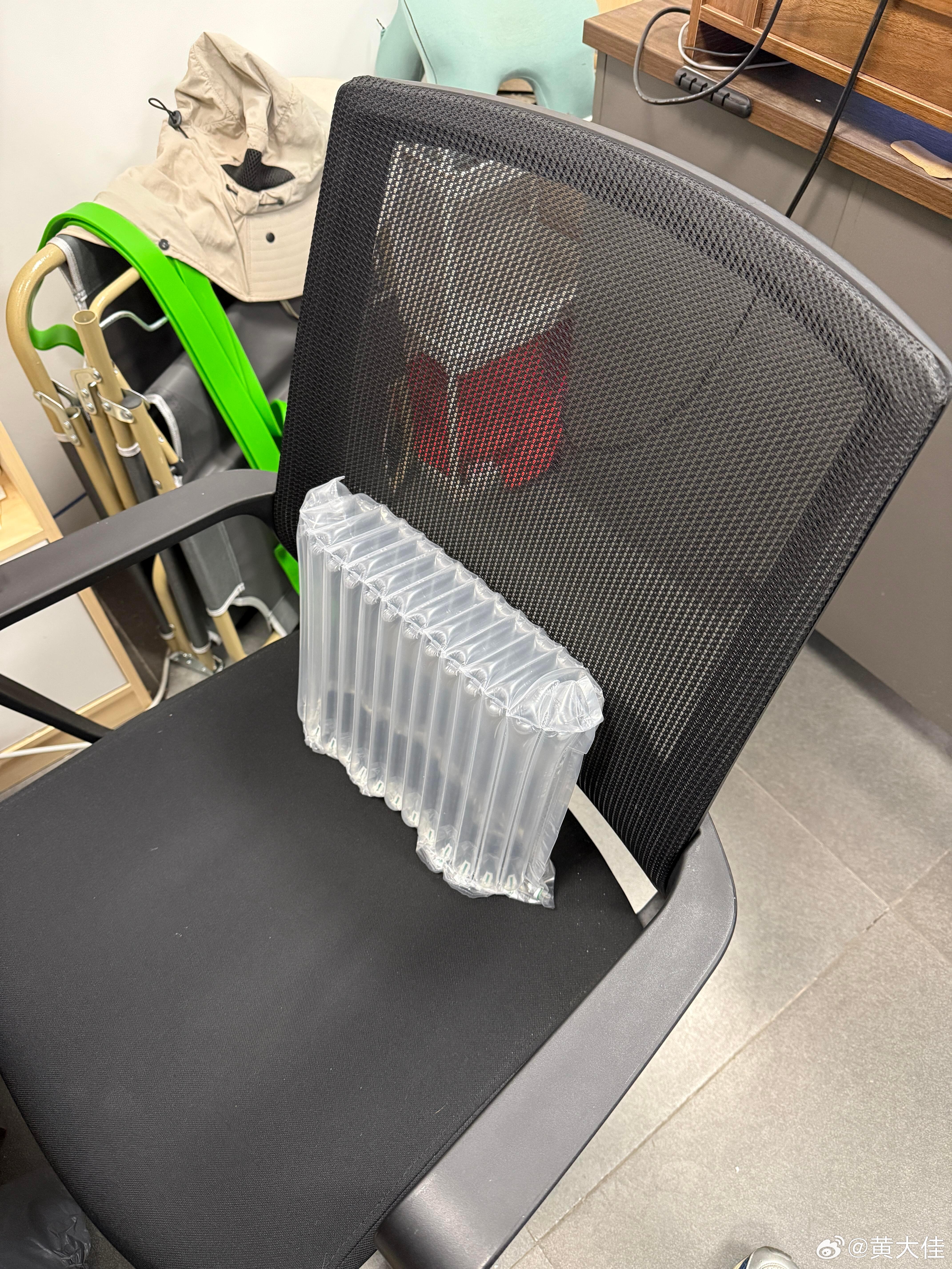 上班不值得我再花钱布置了！本来想买一个腰靠的，这下不用了，这玩意儿还不错👍🏻