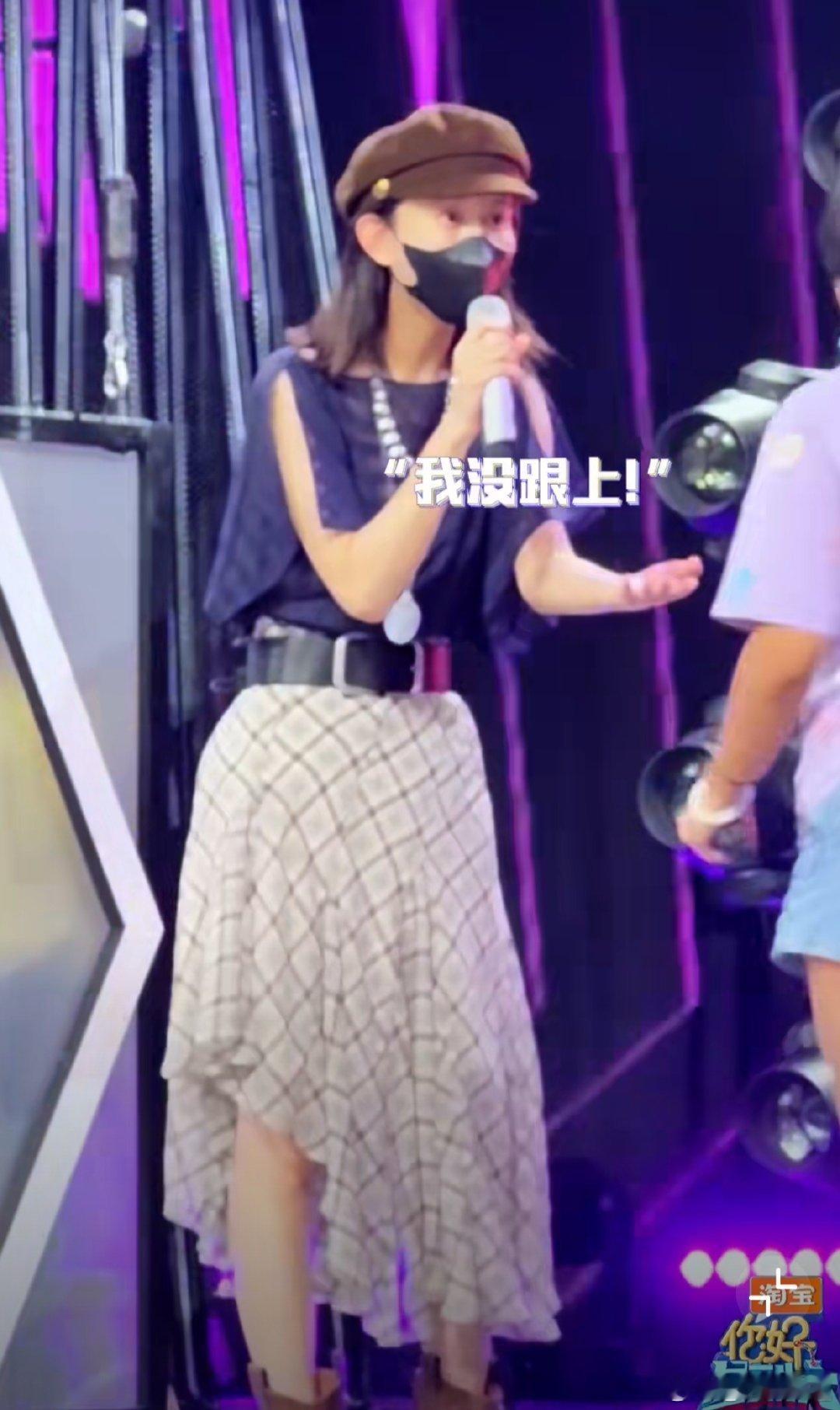 孟子义唱歌人在前面唱调在后面追你好星期六谁还没被唱《波斯猫》笑到？人先跑调后追，