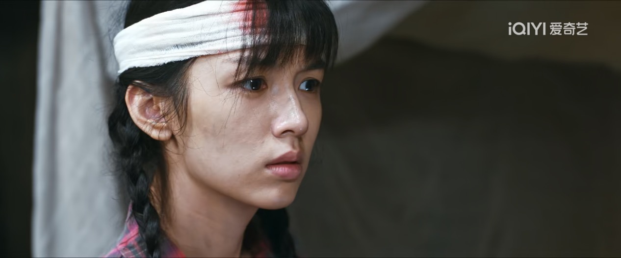 《你好1983》一上来也没用什么大滤镜，周也用女主灰头土脸的形象直出，还能看到皮