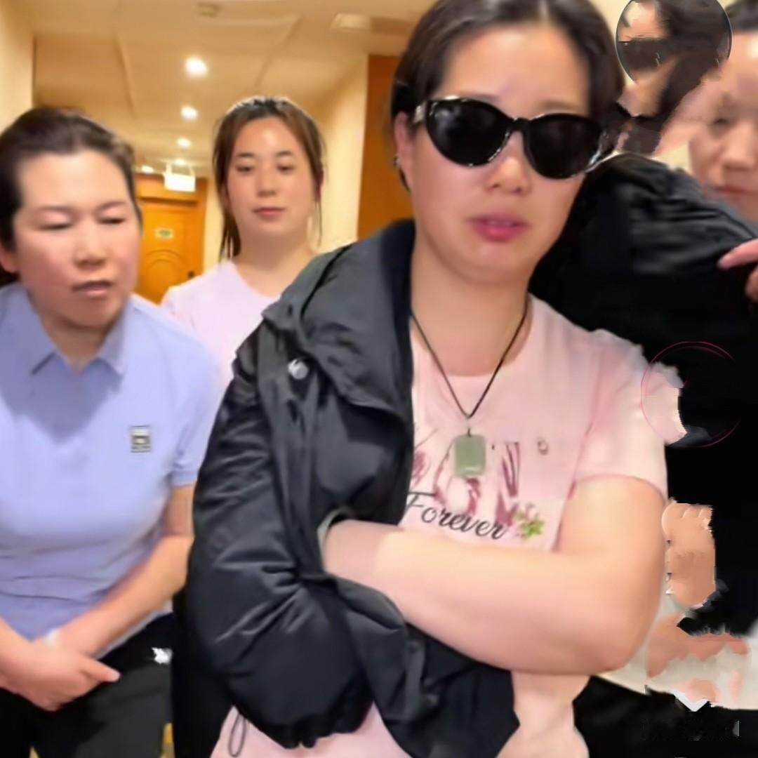 哈哈，农嫂这一身装扮真酷，气场全开[赞][赞]

农哥和姊妹们陪着农嫂演绎“霸道