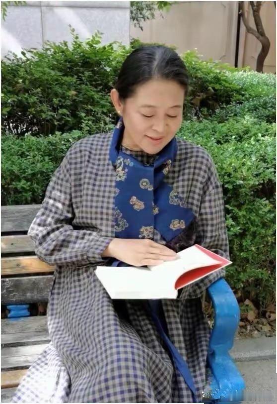 65岁倪萍瘦了大变样！穿格纹连衣裙+丝巾拍照，美得像换了个人 ​​​