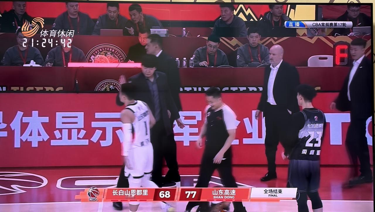 山东高速男篮客场艰难战胜吉林男篮！
缺少了克里斯，高速男篮只能两外援出战，比赛前