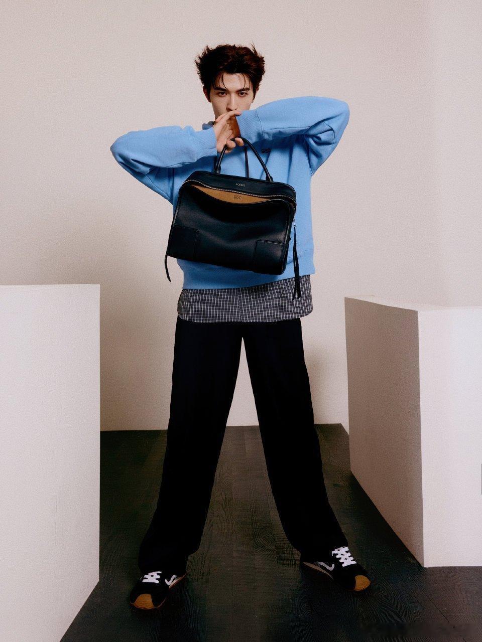 尹浩宇Loewe活动路透出图，完全是时尚潮男 
