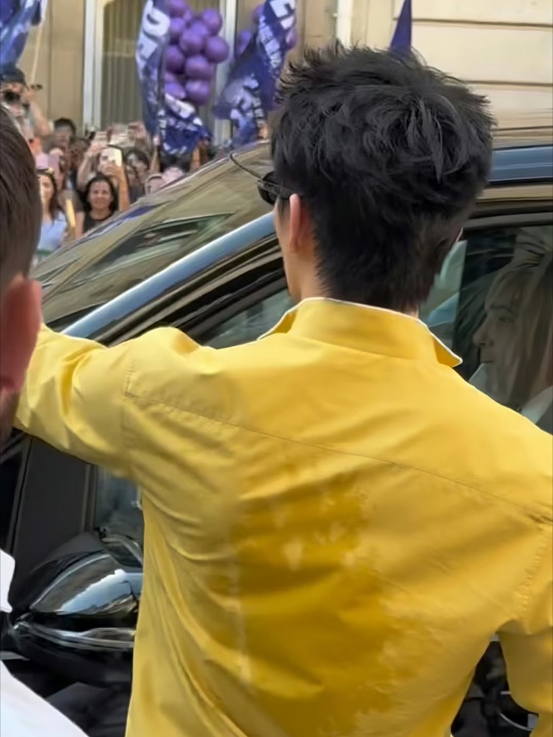 邓为热的衣服都湿透了 正面VS背面 