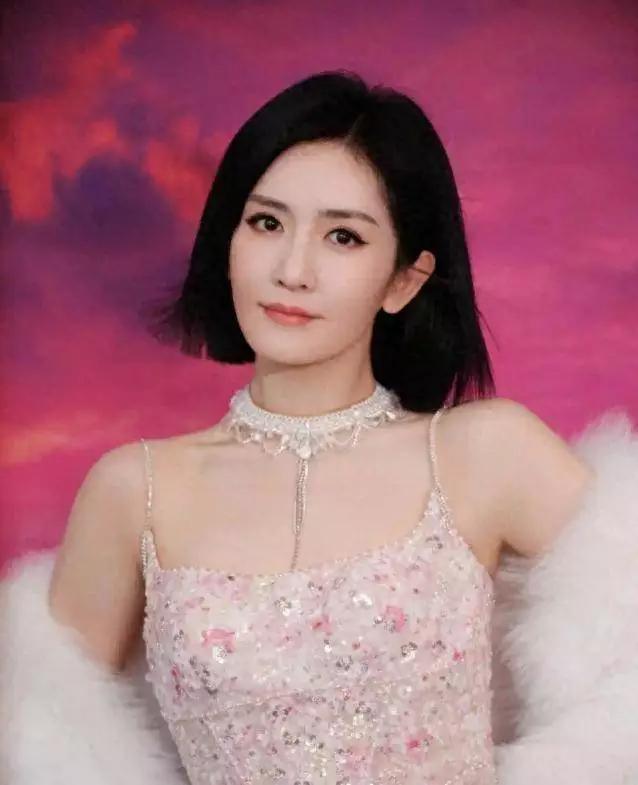 谢娜开演唱会引发不少质疑，那到底谁在为她撑腰？首当其冲的就是张杰。4月12日，张