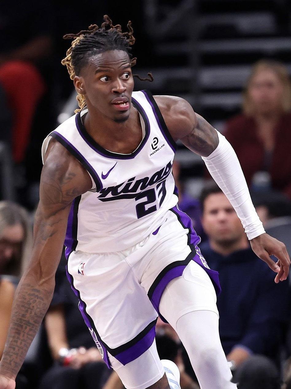 Sam Amick：有10支球队正在向国王队追逐基恩-埃利斯，协议有望在交易截止