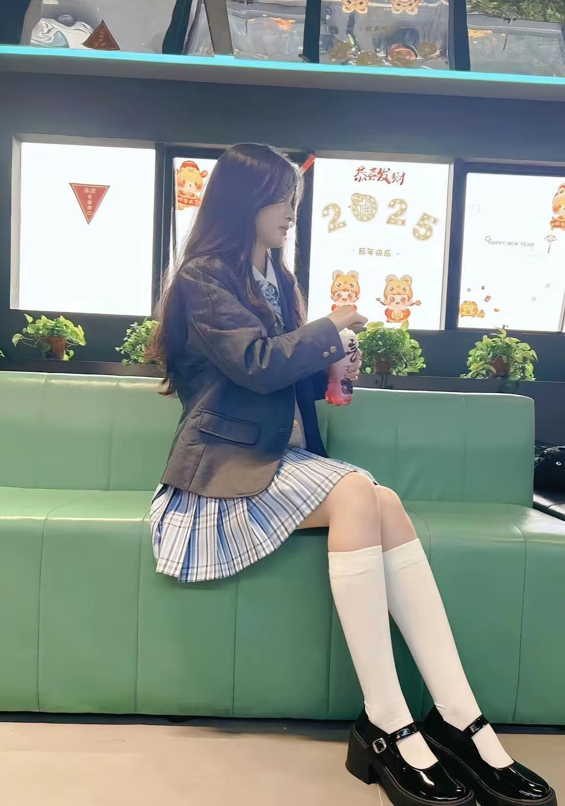 格裙配西装的元气感拉满，在满是新年祝福的角落偷藏一份少女心事✨