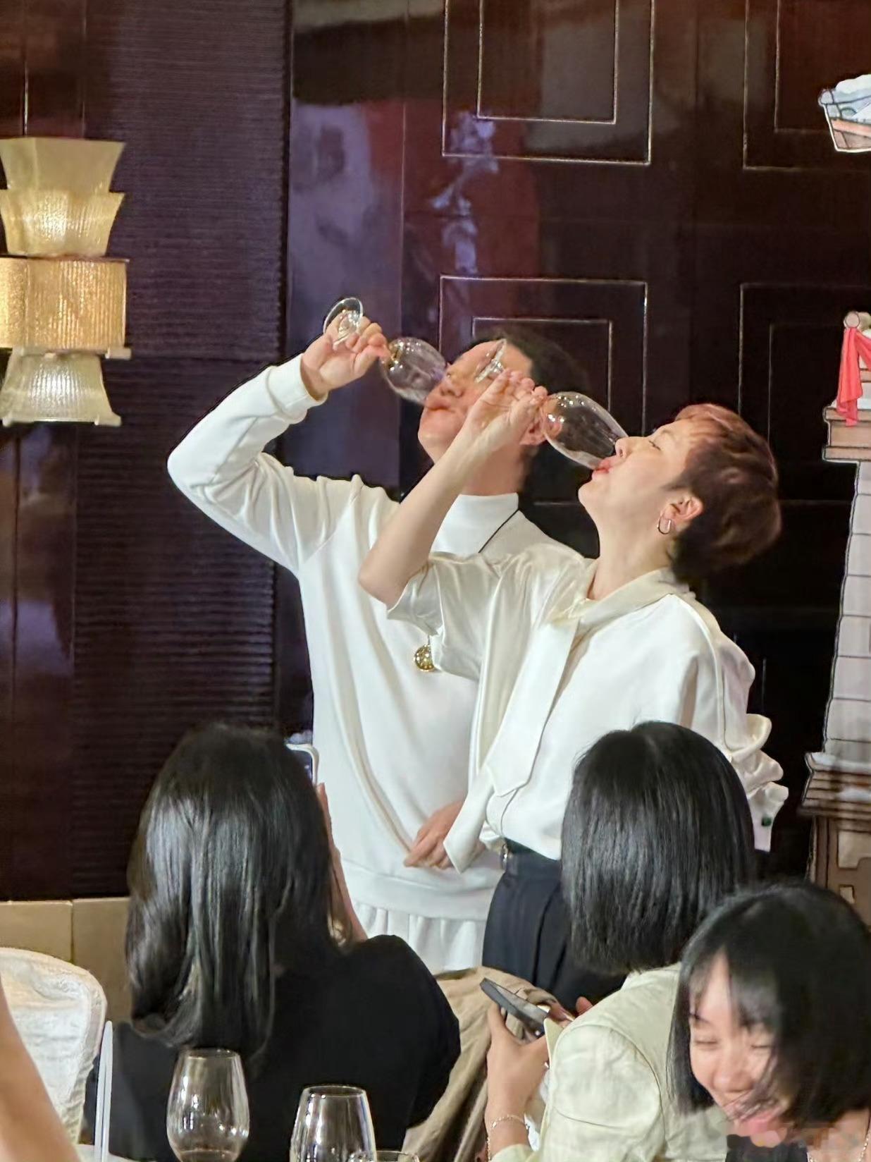 张凌赫田曦薇经纪人敬酒情侣装出图