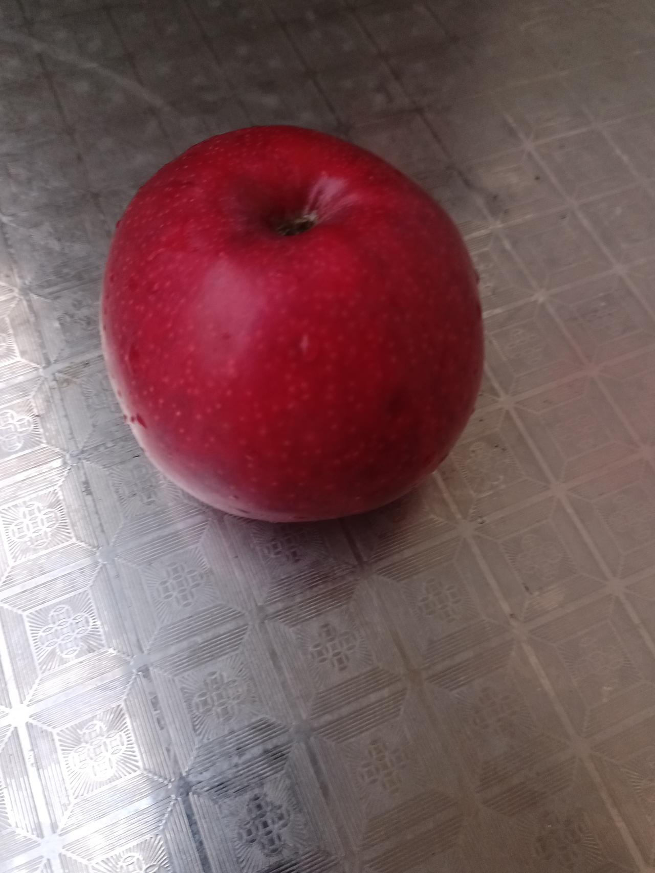 木匠手巧却不懂心意
 
木匠帮独居大嫂修漏雨的屋顶，几间房半天就修缮妥当，手艺干