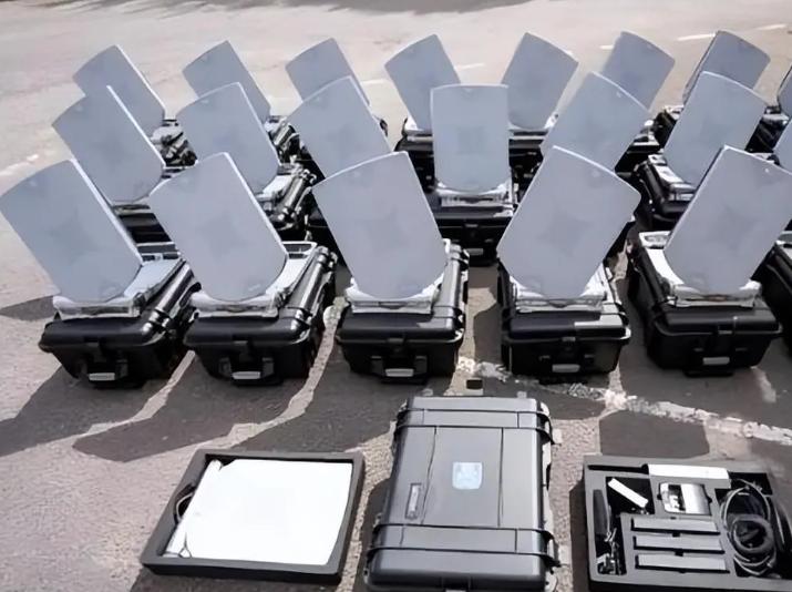 伊朗对星链的围剿早就不是新鲜事了，最近伊朗警方又查获好多台星链设备，直接带走10