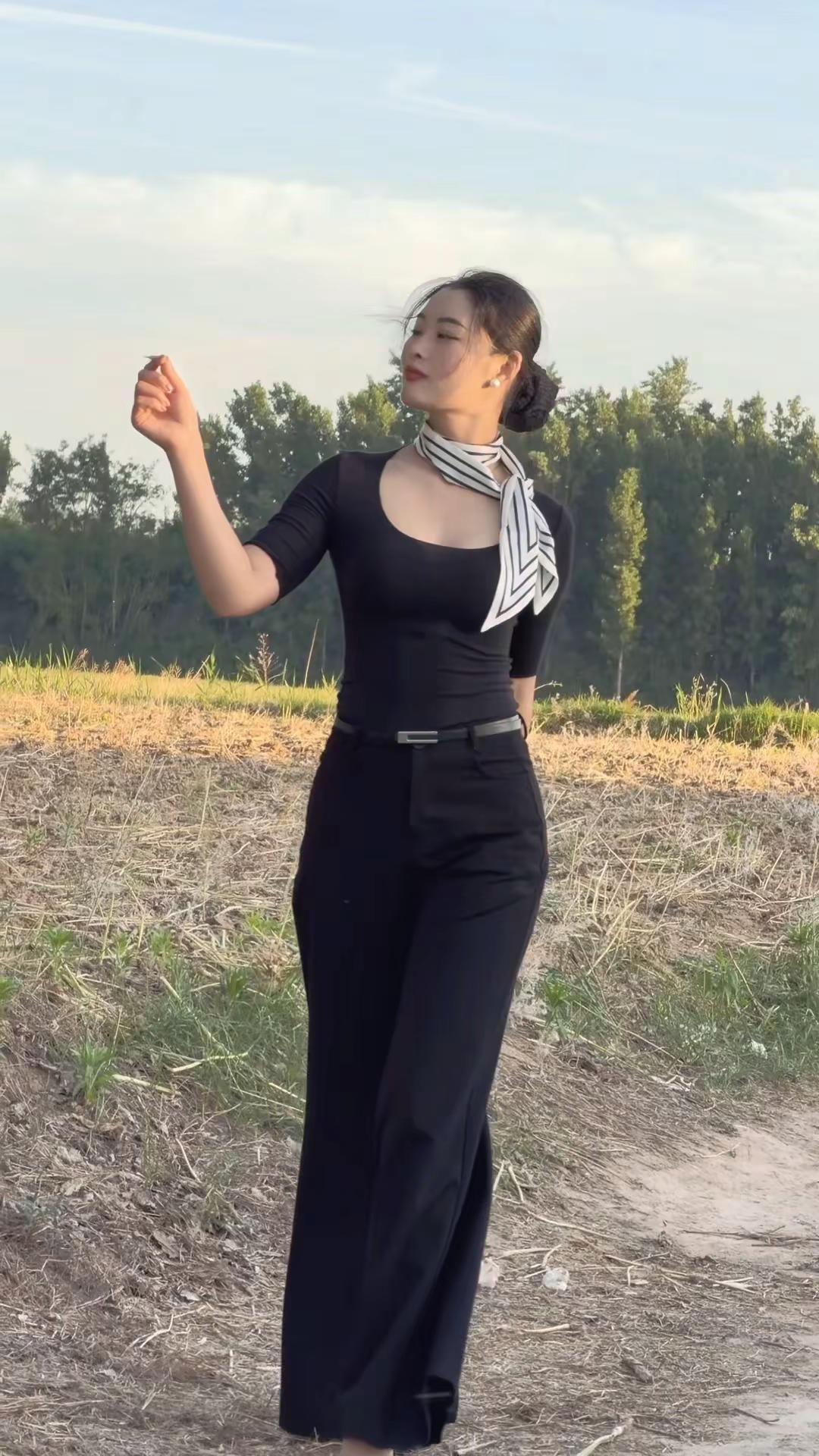 大家都穿着不同的鞋，注定要走不同的路，人生是旷野的而非即定的轨道，一生时间说长不
