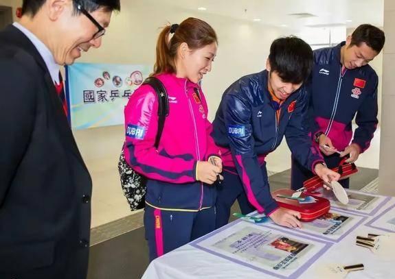 三位国乒成员同框旧照：我认出了疏眉耸鼻、笑意盈盈、被誉为''人民艺术家''的许昕