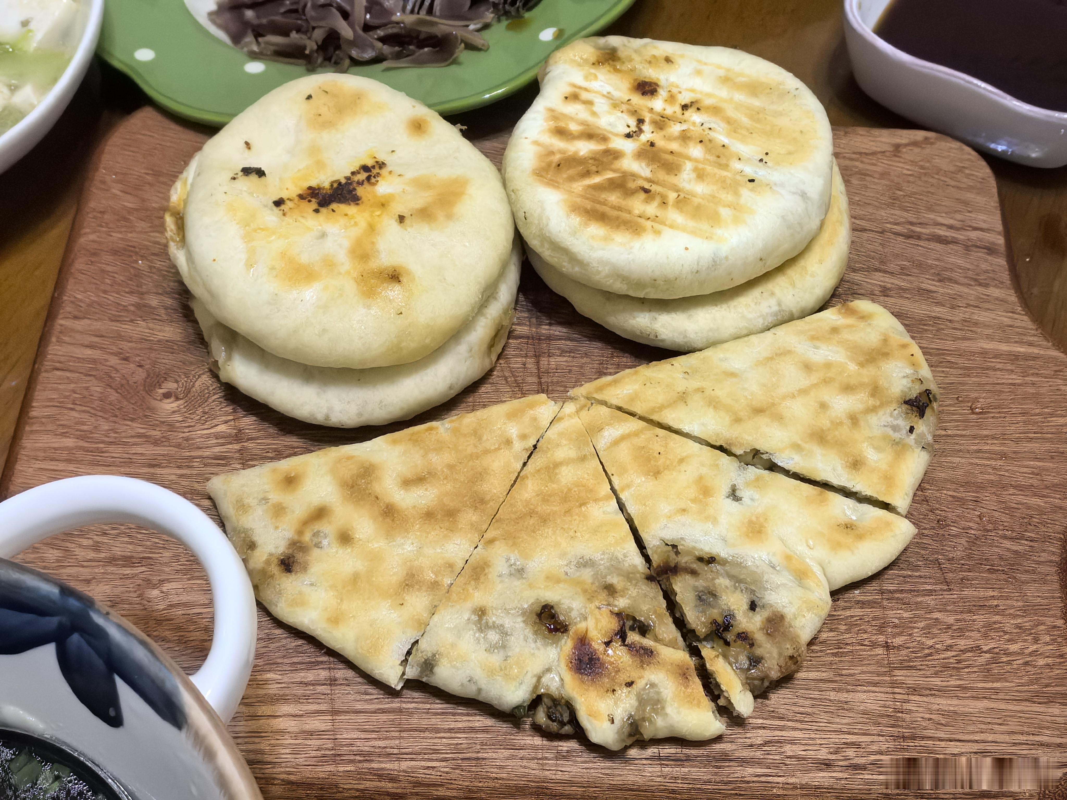 浙江缙云烧饼烤出山区共富金路子现在饿了 好想来一个芝士榴莲一个梅干菜味的缙云烧饼