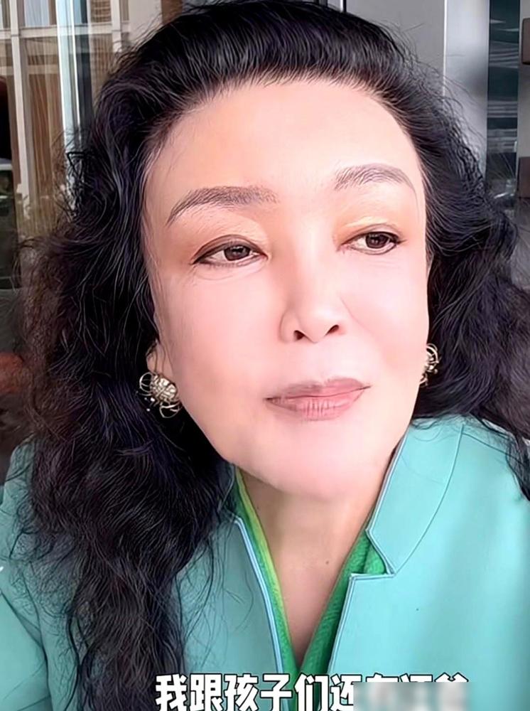 张兰嘴里的务实，和马筱梅自己说的茶叶世家，根本是两回事。
 
早年台北街头，马筱