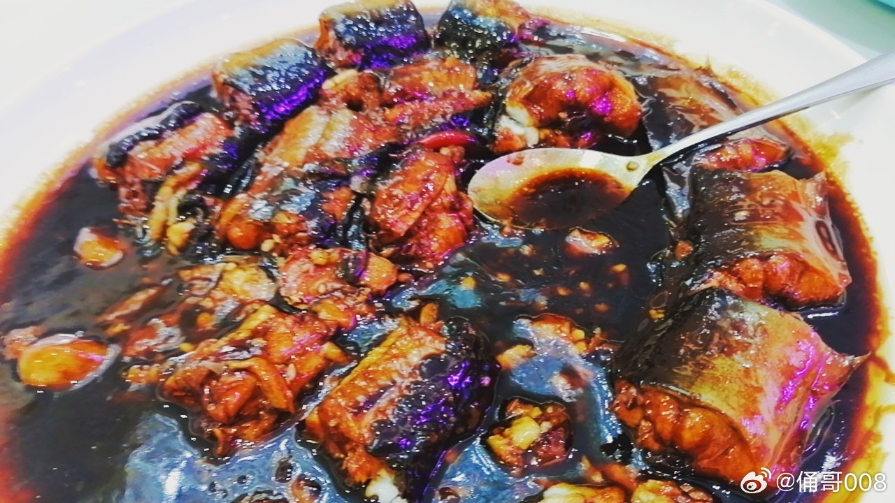 邵总约饮于凯旋私家会所。前临喧嚣，内隐清幽，光影流转，可观优孟。锦幄低垂，红鲟饭