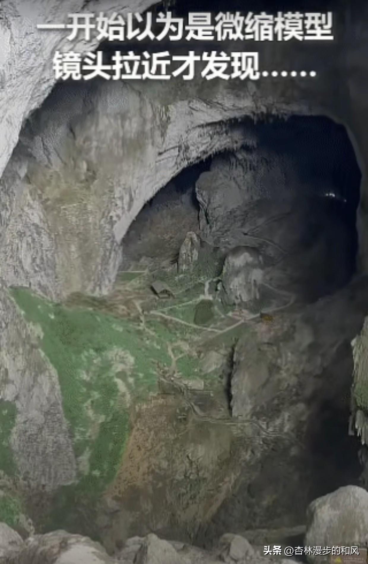 深山惊现“小人国”？游客随手一拍，拉近镜头后傻眼了：里面全是真人在走路！

说实