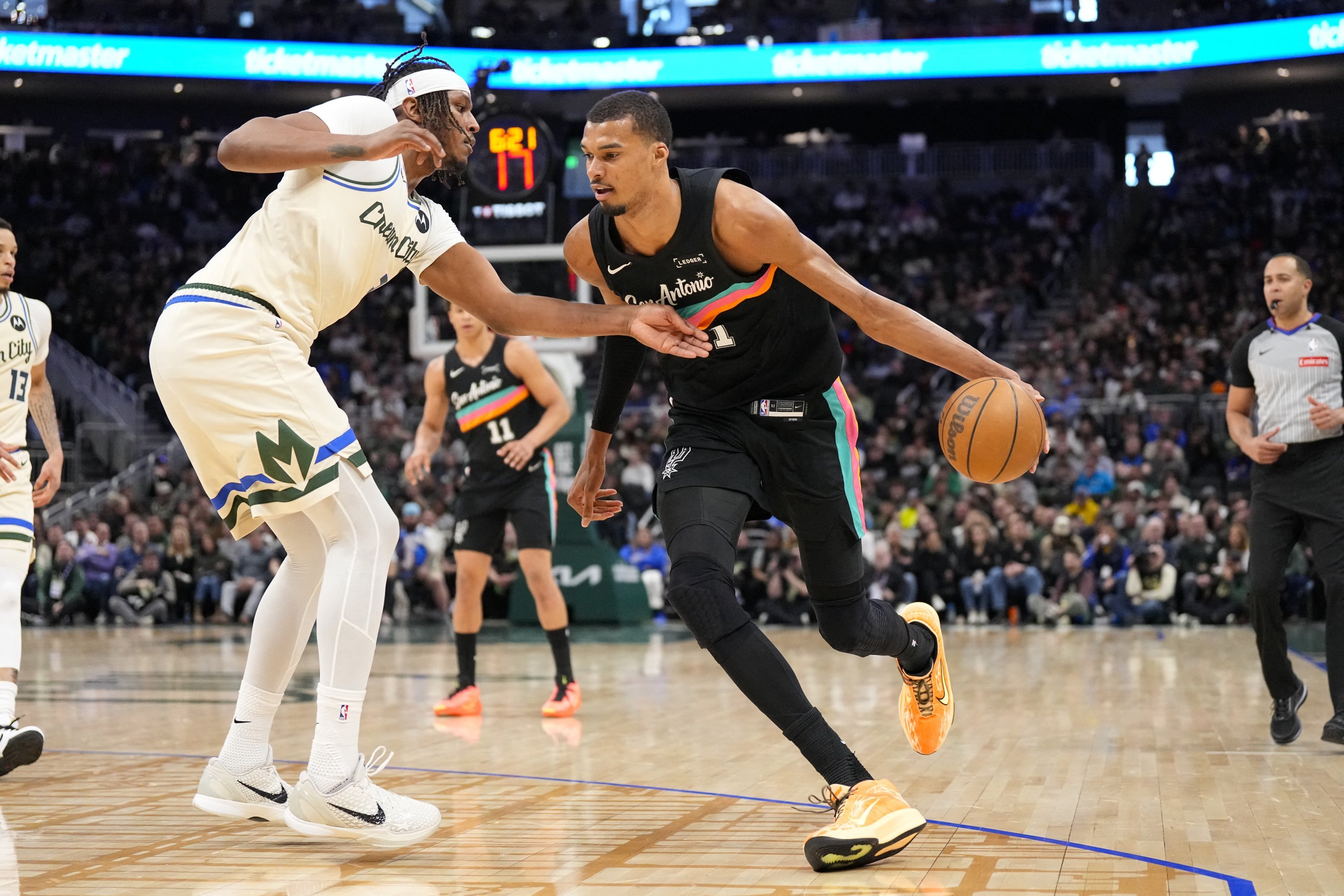 Victor Wembanyama 右 