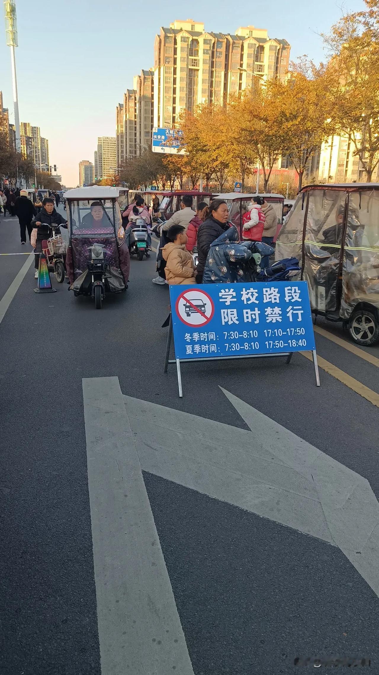 我今天来郑州办事情，驾车路过一所小学，却被告知道路被封了无法通过，原来是因为学校