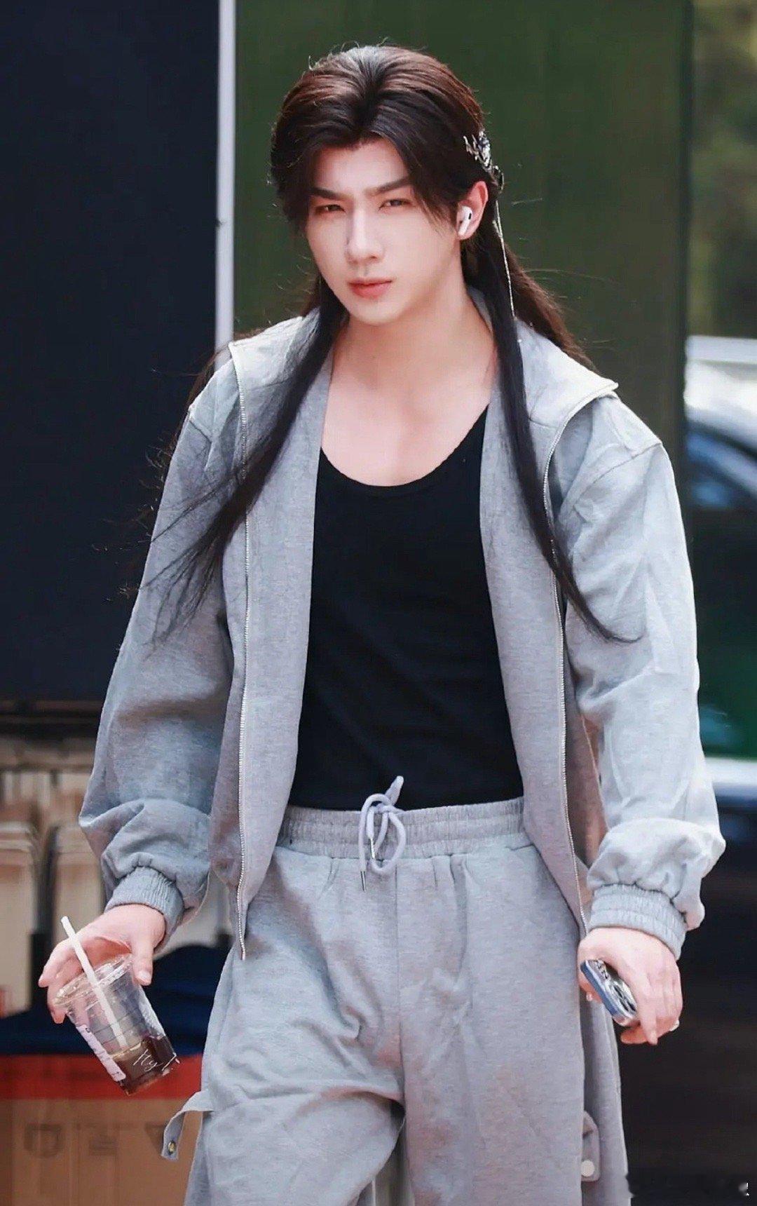 左边是真红e，右边是假红e。同一件衣服卖家秀和买家秀的区别 