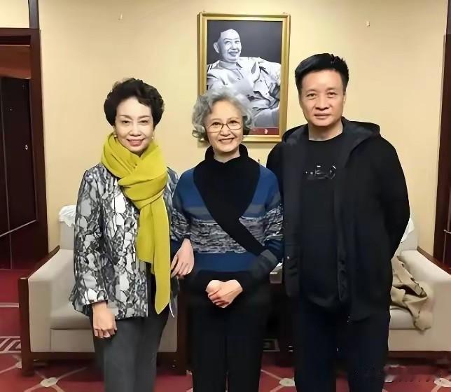 来看这张难得的珍贵合影。右边这位歌唱家，很多人都熟悉，一眼就能认出来。考考大家，