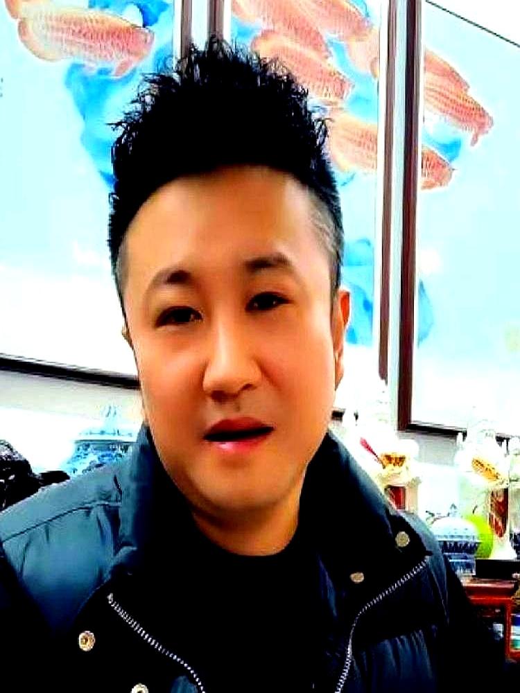 最见人品的，不是红的时候，是快塌的时候。
2010年，德云社被围攻：停演、下架