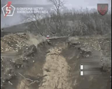 1名俄军士兵面对乌军第5 独立突击基辅旅无人机袭击时，迅速滚到战友身边，结果买一