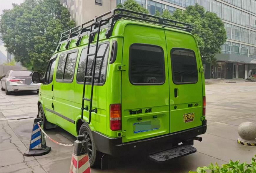 自改床车旅行成趋势，外观上可以重新喷色，车顶安装行李架，侧面安装爬梯和侧边帐；内