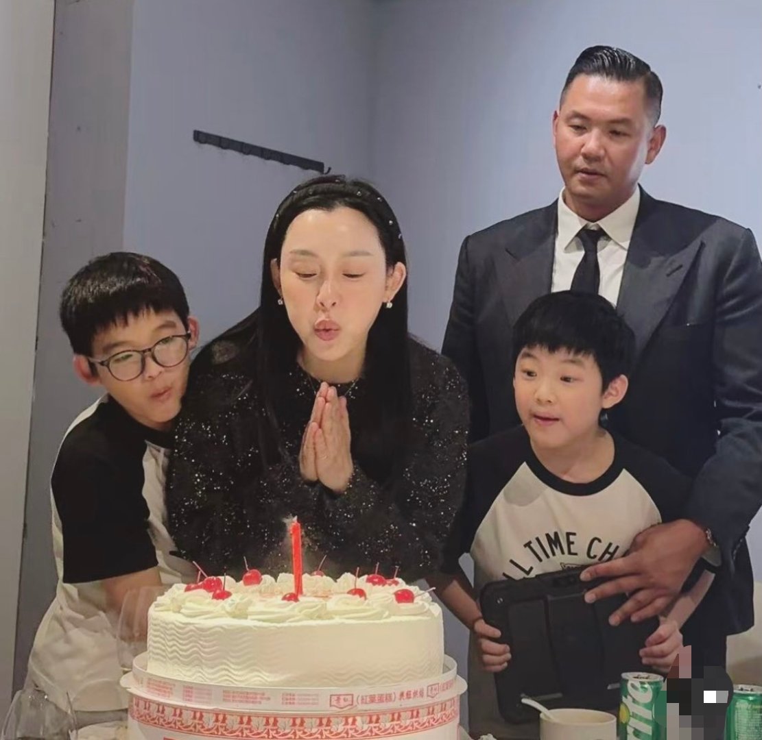 范玮琪更新ins，晒出老公陈建州和双胞胎儿子为她庆祝50岁生日的照片。 